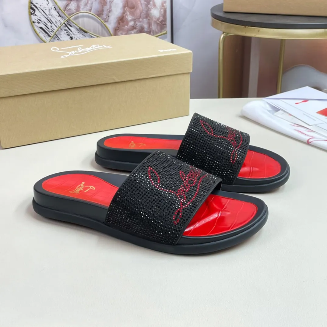 [CL red sole shoes] P: 340💰 size 38-45 Men’s classic slippers, made on the official website 1:1, the original factory specializes in original materials ➖ OEM 3D printed patterns, all hand-made with hot-drilled diamonds ➖ Ultra-light anti-slip outsole. Super fashionable and super comfortable, handsome on the feet, a must-have for men in summer! !